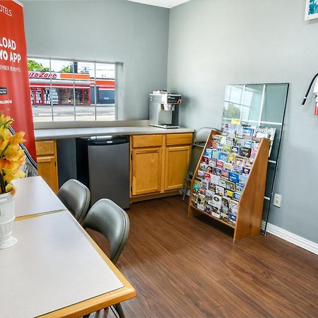 Oyo Hotel Килийн Екстериор снимка