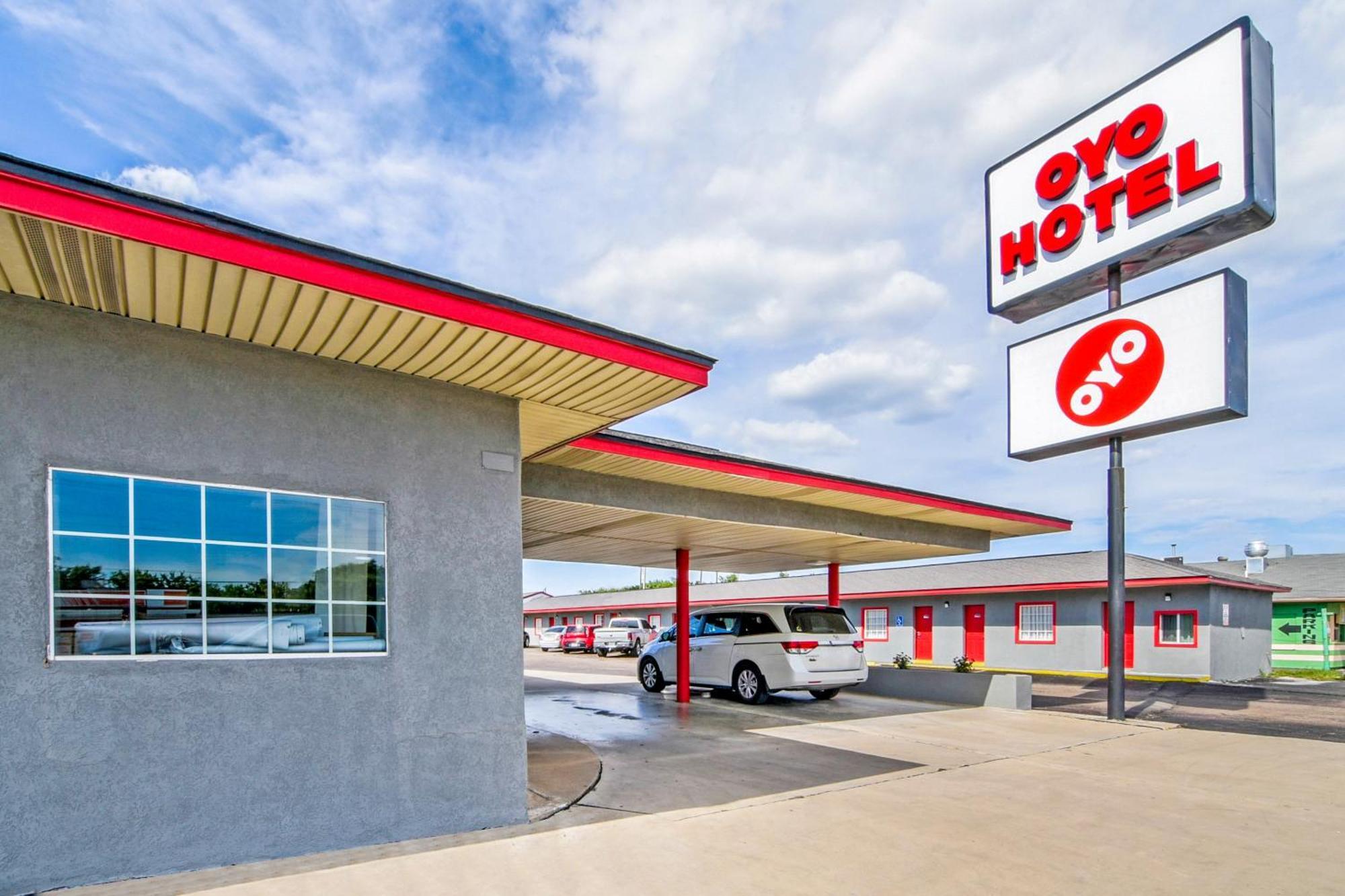 Oyo Hotel Килийн Екстериор снимка
