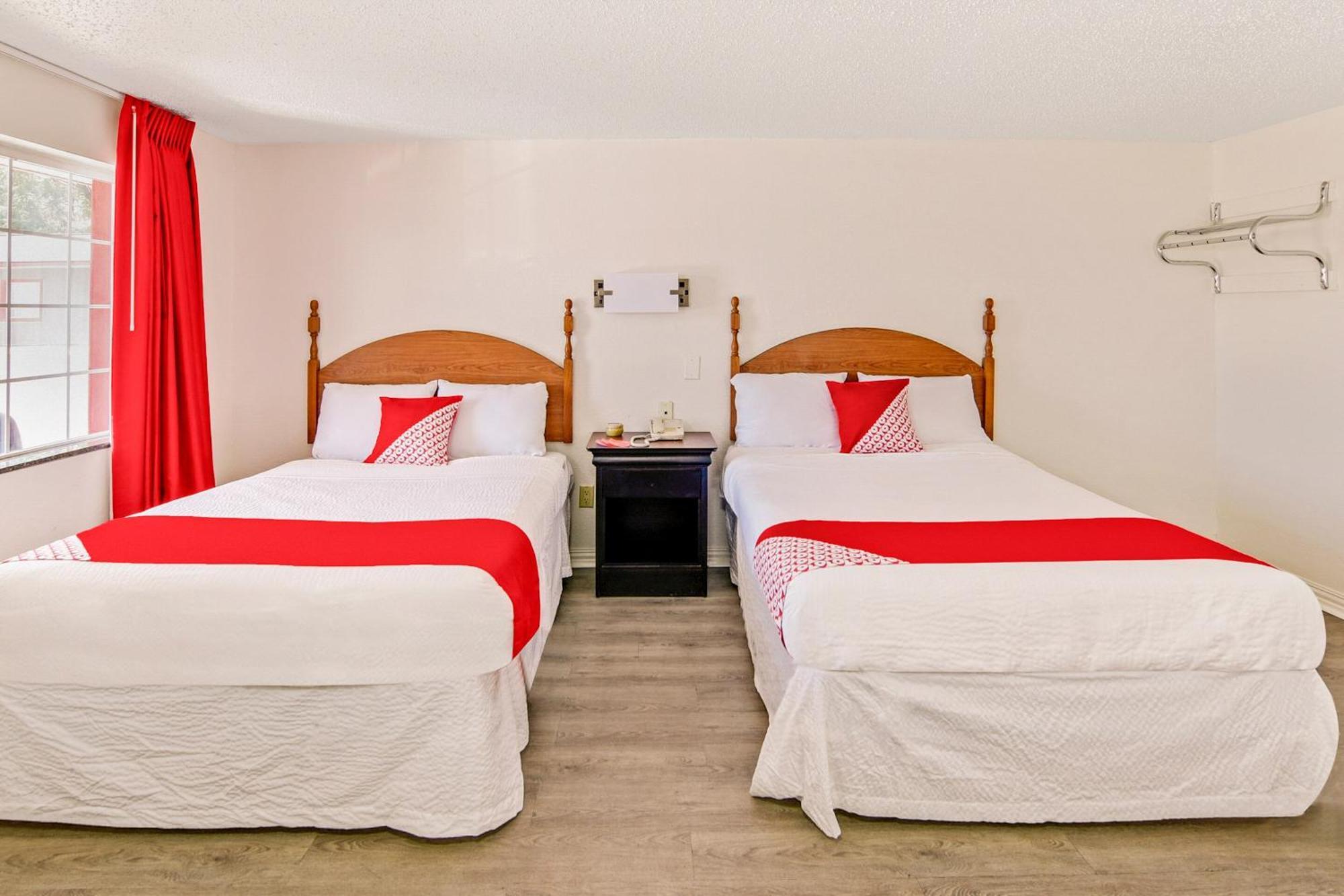Oyo Hotel Килийн Екстериор снимка