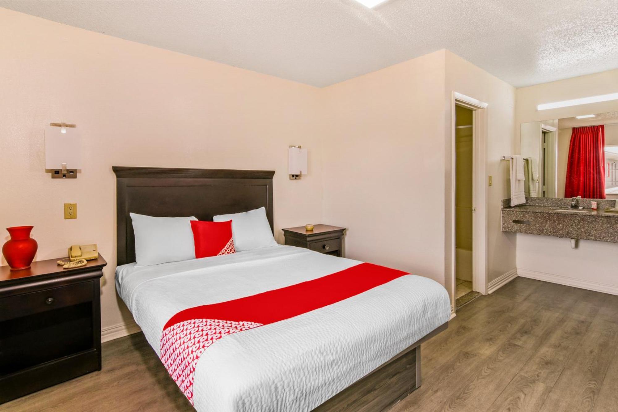 Oyo Hotel Килийн Екстериор снимка
