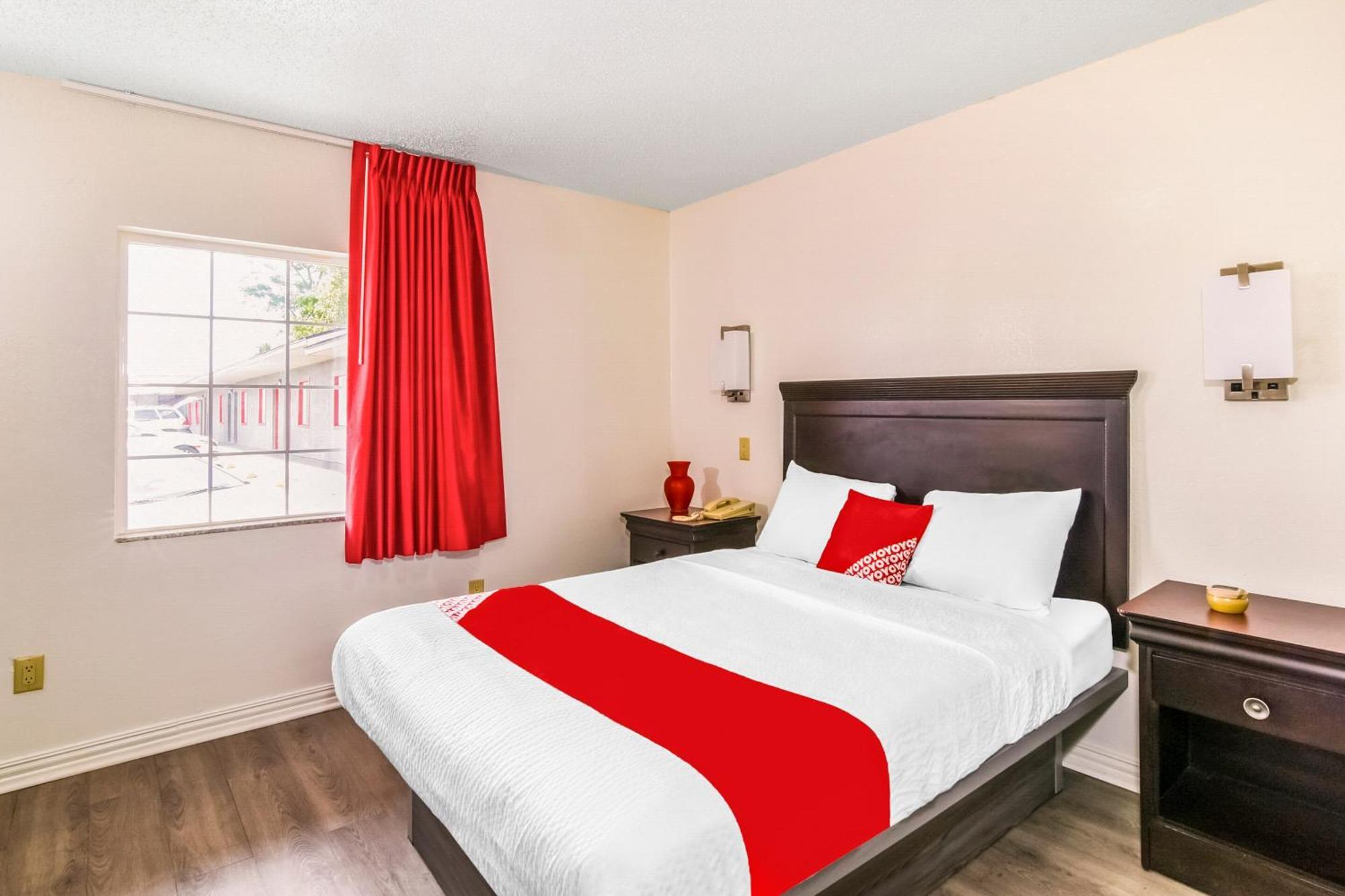 Oyo Hotel Килийн Екстериор снимка